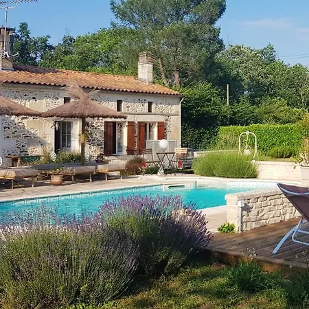 Maison Confortable + Piscine Holiday home Bussac-Foret