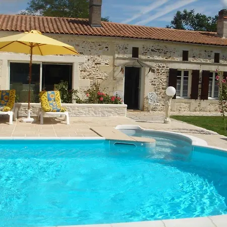 Maison Confortable + Piscine * Bussac-Foret